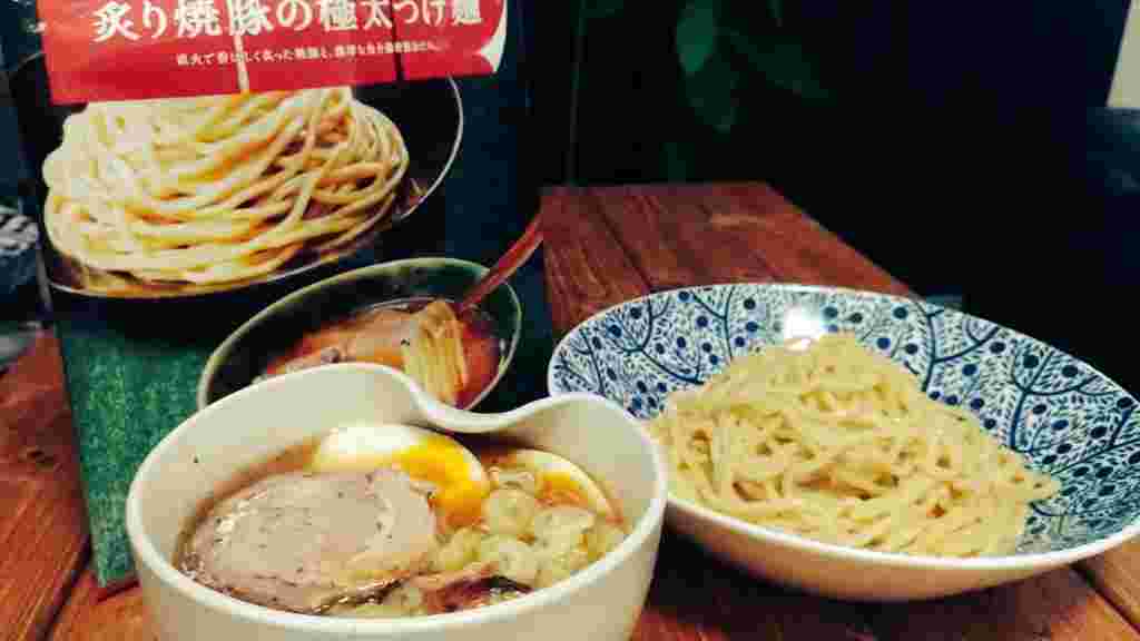 調理済みの炙り焼豚の極太つけ麺