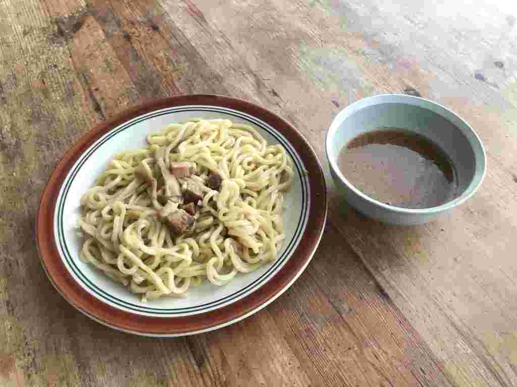 調理済みの焼豚つけ麺