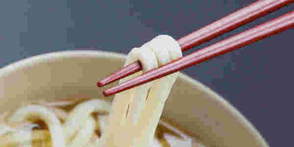 うどんを箸で持ち上げる様子