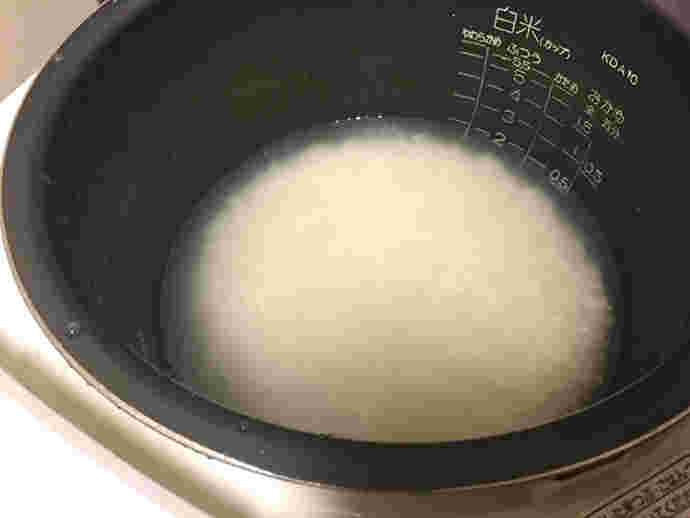 炊飯器に入った米