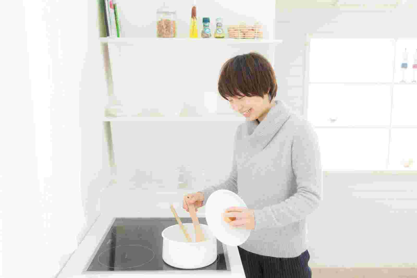 料理をしている女性の画像