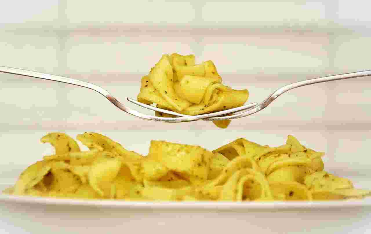 パスタをフォークに乗せた画像
