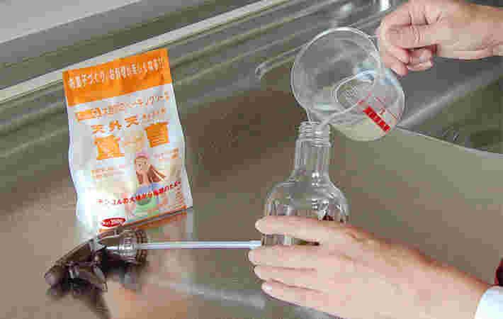 重曹水をボトルに入れる画像