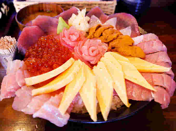 まぐろ亭のはみ出すデカ盛り海鮮丼