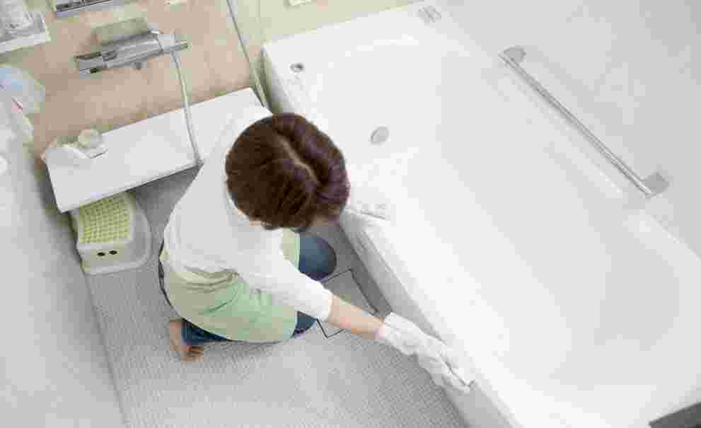 風呂掃除をする女性の画像