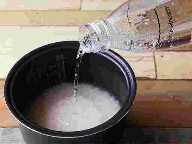炭酸水でご飯を炊く様子