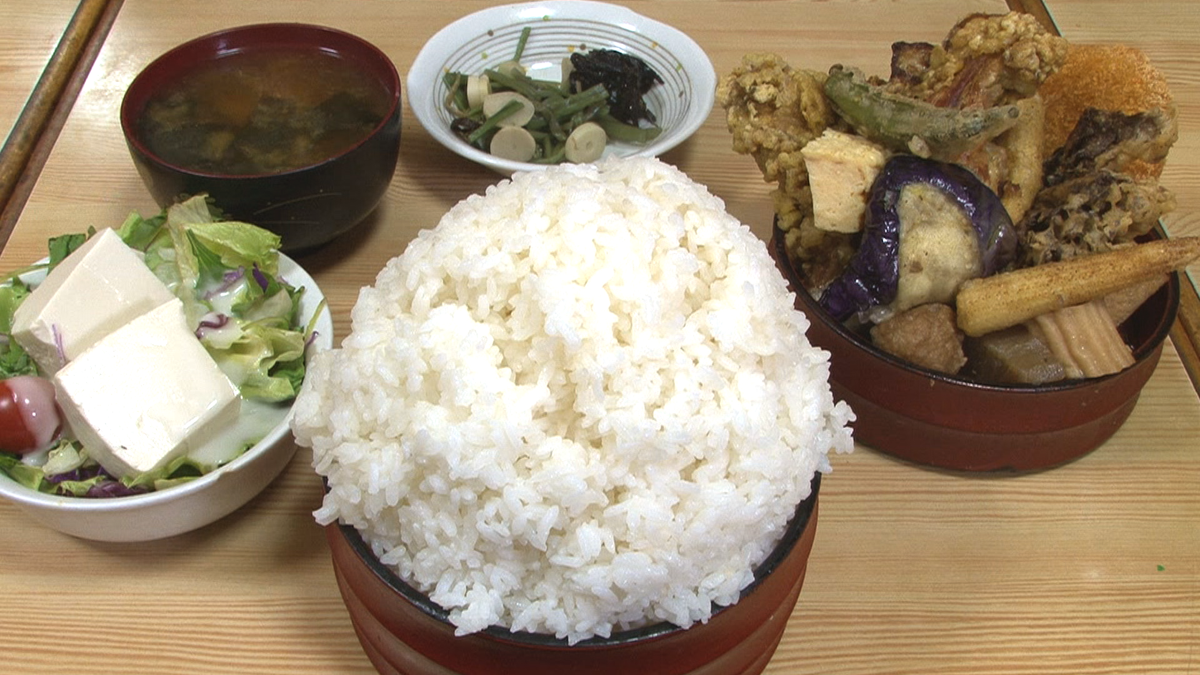 ごはん処あだちのデカ盛り定食