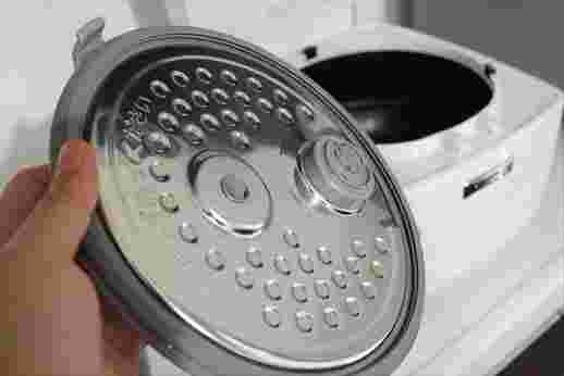 はずした炊飯器の上蓋