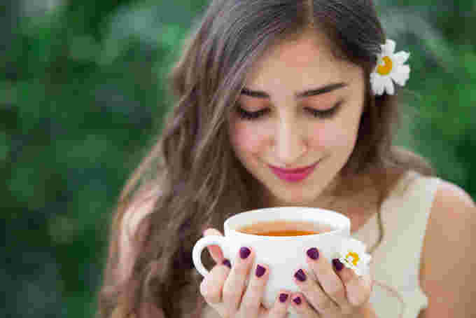 紅茶とブランデーのティーロワイヤルの香りを楽しむ女性