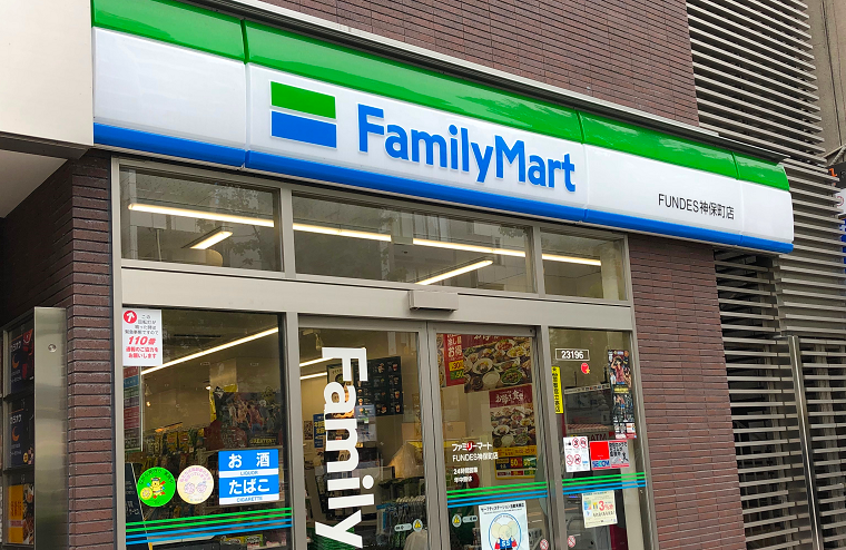 ファミマの入り口