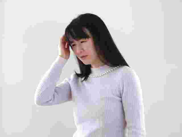 頭を抱えている女性