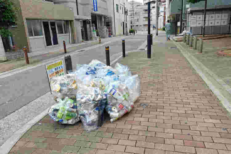 積み上げられたごみ袋