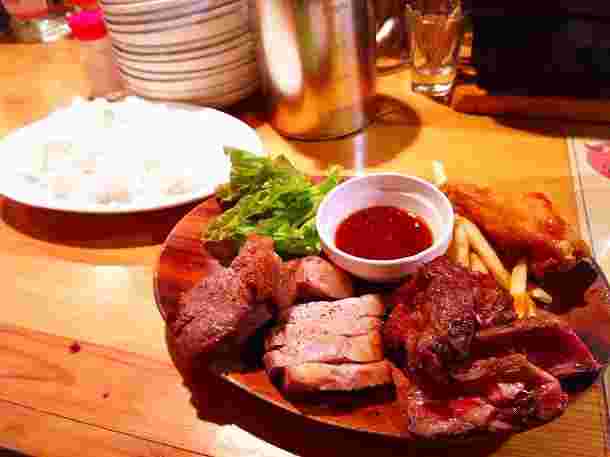 パテ屋の肉盛りステーキプレート3種（250グラム）