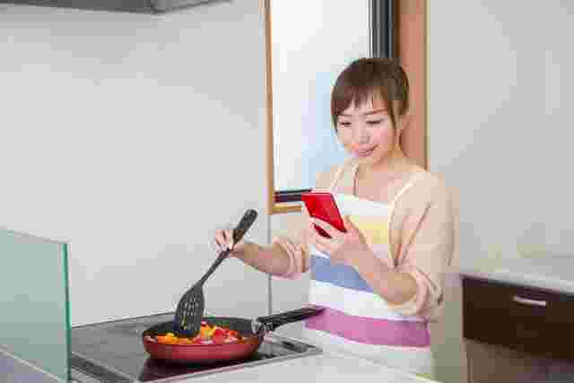 料理している女性