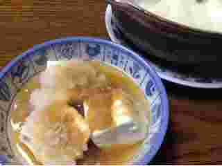 湯豆腐に大根おろしがかかっている画像