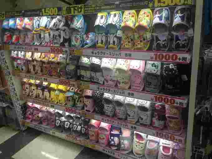 ドン・キホーテ店内のキャラクタースリッパ売り場