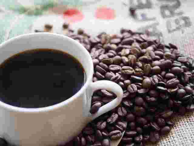 カップに入ったコーヒーとコーヒー豆