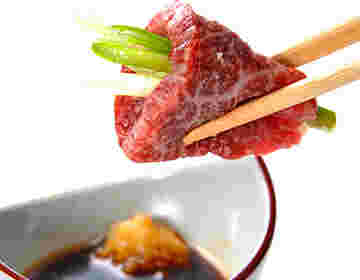 ネギを巻いて食べる馬刺し