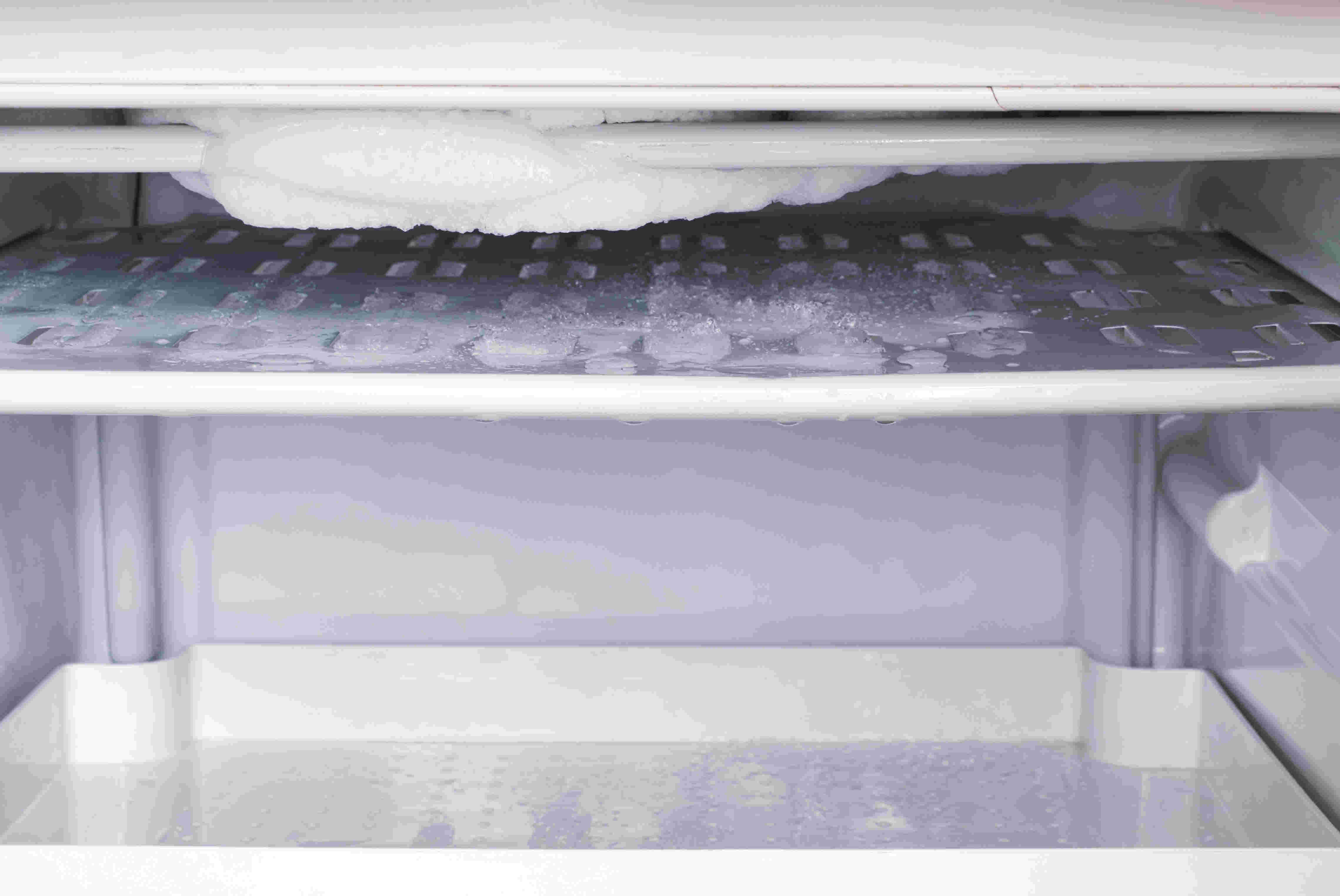霜取りをする必要がある冷蔵庫の画像