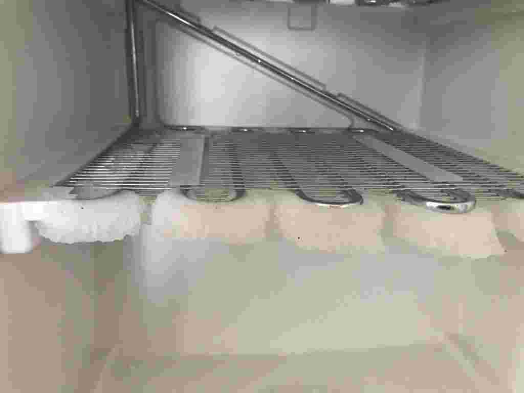 霜取りをする必要がある冷蔵庫の棚の画像