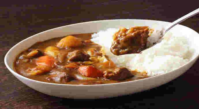 カレーライスをスプーンですくっている画像