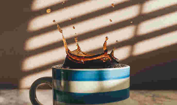 カップから溢れるほどたくさんのコーヒー
