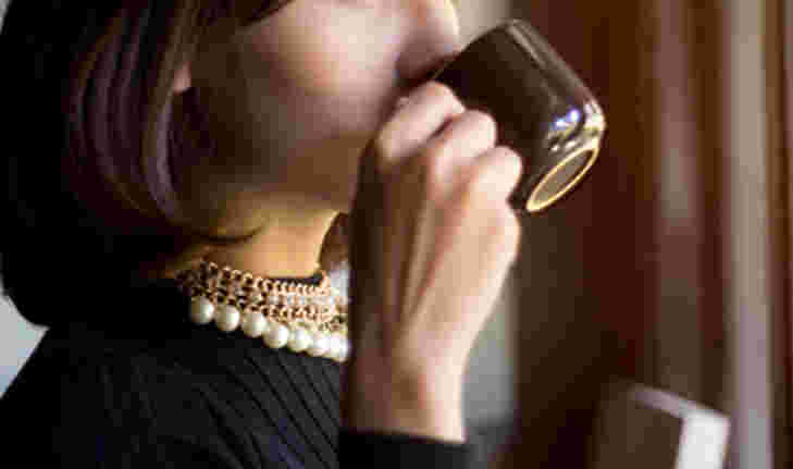 コーヒーを飲んでいる女性