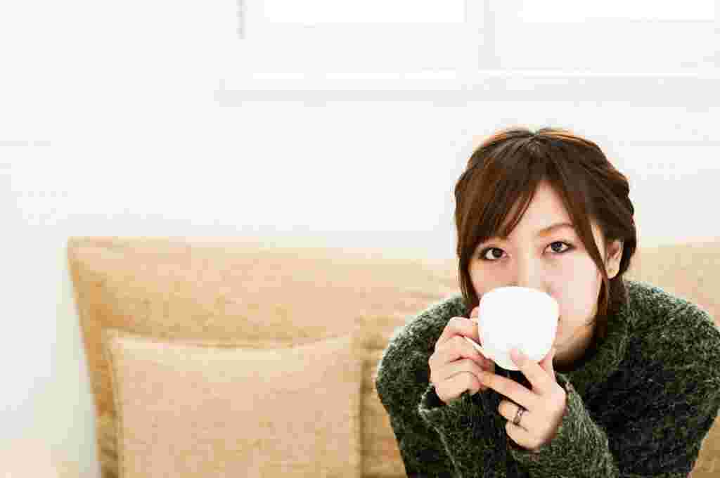 ホットコーヒーを飲んでいる女性