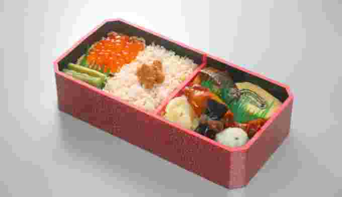 新横浜駅で販売されている冬の味覚満載の駅弁である冬の季節弁当