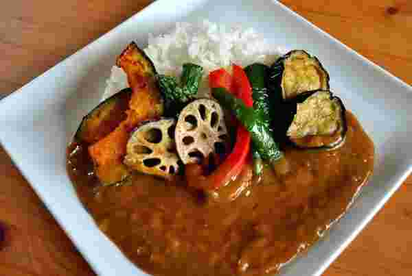 野菜がたっぷり乗ったカレー