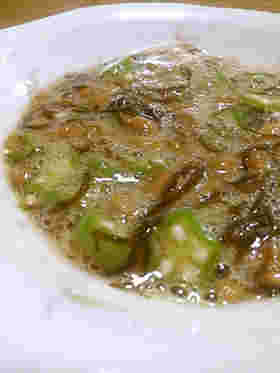 白い器に盛られた納豆オクラもずく酢
