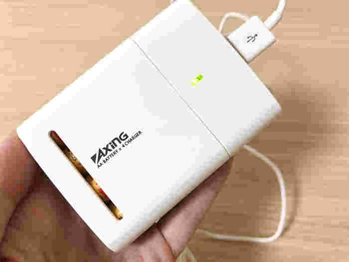 手に取ったAxinGの乾電池式充電器FID33LW