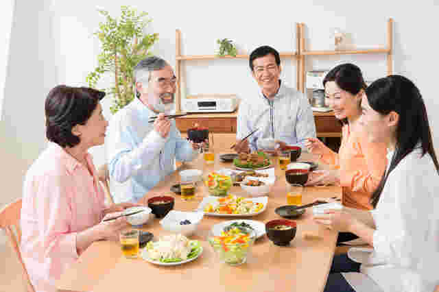 家族の食事風景