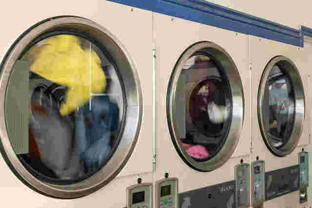 洗濯中のコインランドリーの洗濯機