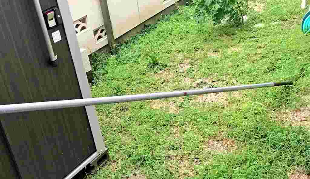 物置にたてかけている物干し竿