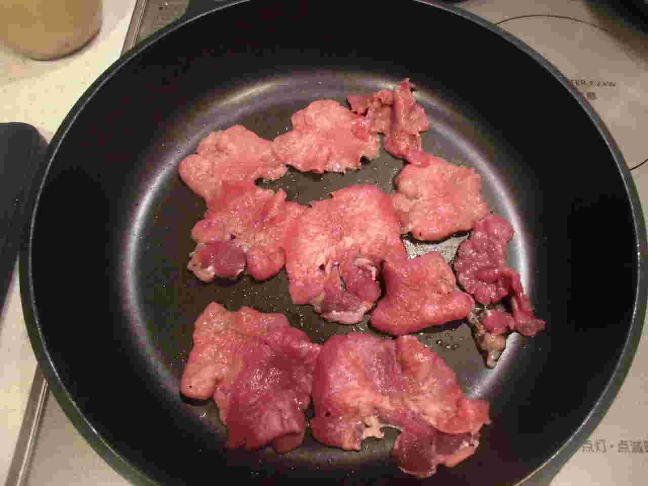 フライパンで焼かれている牛タン