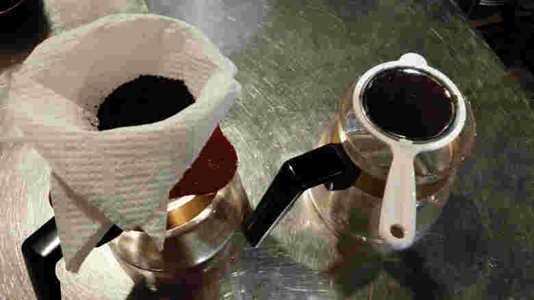 キッチンペーパーをコーヒーフィルターの代用として使っている