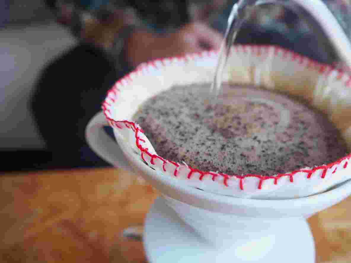 無印のハンカチをコーヒーフィルターの代用としている