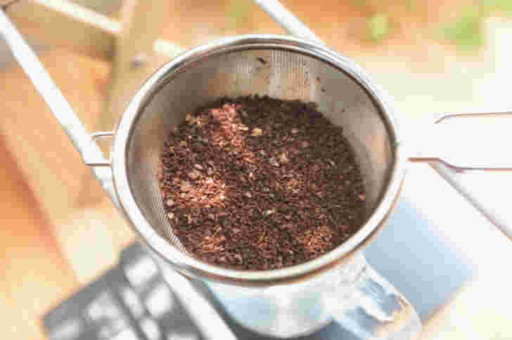 茶こしでコーヒーを淹れている