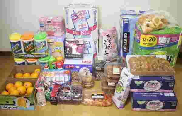 コストコで購入したたくさんの商品が置かれている