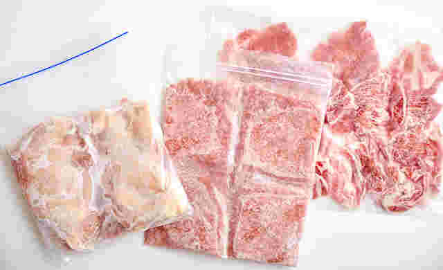 賞味期限が切れていない様々な冷凍肉の画像