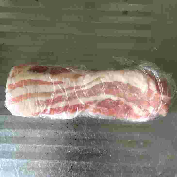 賞味期限が切れていない豚の冷凍肉画像