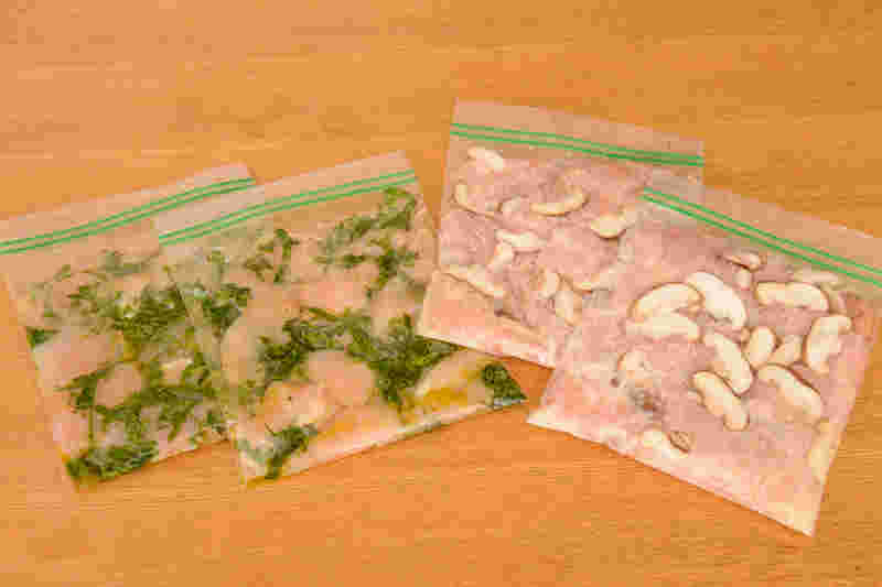 賞味期限が切れていない鶏の冷凍肉画像