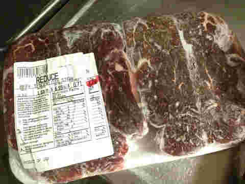 賞味期限が切れて傷んだ冷凍肉の画像