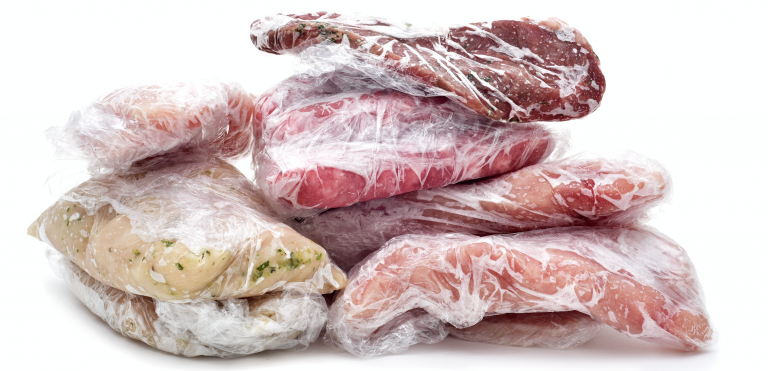 賞味期限が切れていない様々な種類の冷凍肉画像
