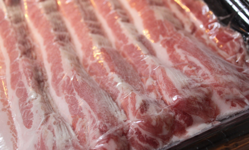 賞味期限が切れていない豚の冷凍肉のアップ画像