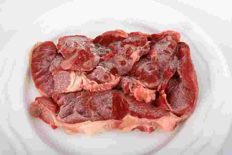 皿にのった賞味期限が切れていない牛の冷凍肉画像