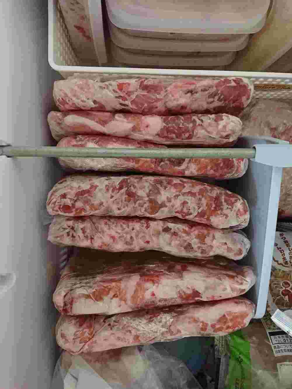 冷蔵庫に入った賞味期限が切れていない冷凍肉の画像