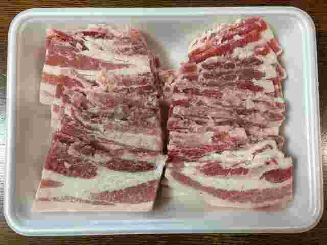 パックに入った賞味期限が切れていない冷凍肉の画像
