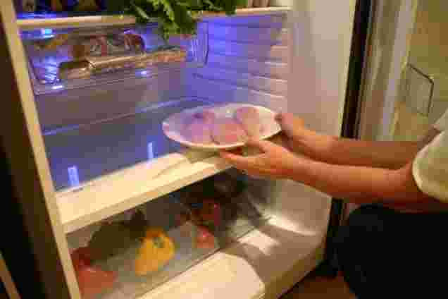 賞味期限が切れていない冷凍肉を冷蔵庫に入れる画像